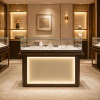 Vitrine de présentation de bijoux haut de gamme avec verre trempé et éclairage LED pour la vente au détail de luxe. Vitrine, présentoir