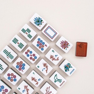 Venta al por mayor de fichas de mahjong acrílicas modernas de cuatro capas con diseño de madera, talladas, estilo americano, para juegos de ajedrez. - Product Image 2