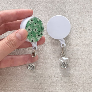 Porta Badge Retrattile P-018 con Clip a Coccodrillo Girevole a 360 Gradi, Porta Tesserino Decorativo per Infermieri e Volontari - Product Image 1