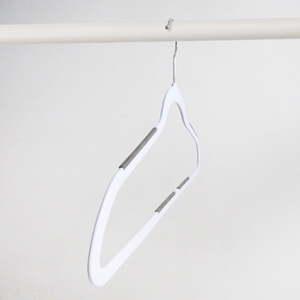 Perchas de plástico blancas antideslizantes de alta calidad con hombros anchos de 5.8 mm y agarres de goma de material ABS para exhibición de ropa en tiendas. - Product Image 2