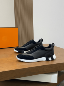 Zapatillas de Ocio con Suela Exterior Serrada Antideslizante, Construcción de Costuras en Capas y Suela Exterior Texturizada para Tracción, Fabricadas con Materiales Mixtos - Product Image 1