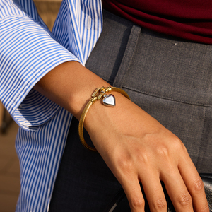 Pulsera con colgante de corazón de dos tonos de moda J & D para mujer, cierre de herradura chapado en oro de 18 quilates, joyería fina minimalista suave brillante - Product Image 3