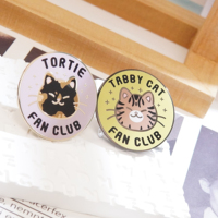 Ensemble de pin's en émail personnalisés motif chat mignon, pin's en émail chat de dessin animé Kawaii pour sacs à dos, vêtements et cadeaux pour les amoureux des animaux, pin's anime personnalisés