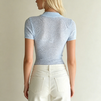 Blouse d'été en maille texturée unie pour femme, col montant, boutons perlés, manches courtes, coupe ajustée, anti-rétrécissement, séchage rapide, vente en gros