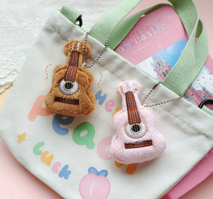 Großhandel Mini Plüsch-Gitarren-Schlüsselanhänger Weicher Musikinstrument-Anhänger Niedliche Mini-Gitarren-Brosche Süßes Mini-Gitarren-Hängeornament - Product Image 3