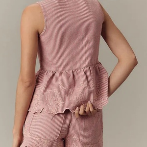 Conjunto Casual de Algodón para Mujer, Estilo Nuevo 2025, Top con Peplum Bordado y Pantalones Cortos con Decoración de Botones, Venta Caliente OEM - Product Image 3