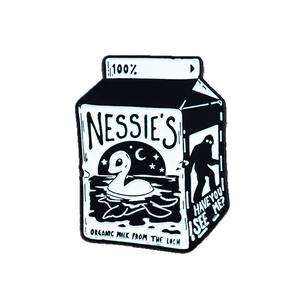 Broche de Cartón de Leche Dibujado a Mano en Blanco y Negro con Lindo Patrón de Monstruo Acuático de Dibujos Animados, Insignia de Aleación, Accesorio de Ropa, En Stock - Product Image 5