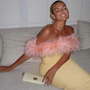 Robes de Demoiselle d'Honneur Élégantes sans Bretelles, Robes de Soirée de Mariage Bandage, Robes de Cérémonie Quinceañera avec Col en Plumes Élégant Jaune pour Invitées - Product Image 2