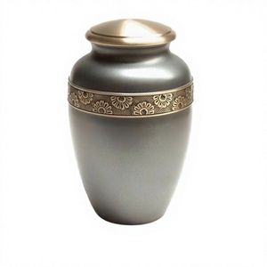 Urnas de cremación de latón con flor grabada con bolsa de terciopelo - Product Image 1