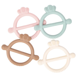 Anneaux de dentition en silicone pour bébés de 0 à 24 mois, jouet de dentition unisexe en forme d'anneau souple avec design couronne - Product Image 1