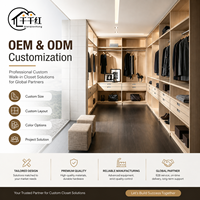 Système de dressing sur mesure de luxe avec portes en verre transparent, éclairage LED, îlot central et tiroirs