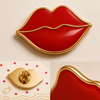 Broche en émail souple 2D motif baiser de lèvres, lèvres rouges, bijoux de la Saint-Valentin, épingles de revers en gros, badges métalliques personnalisés, usine OEM