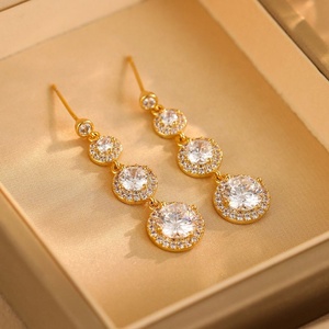 Boucles d'oreilles à pampilles rétro de luxe léger, style européen et américain, nouvelles et très tendance, avec un tempérament polyvalent et une personnalité affirmée - Product Image 1