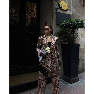 Conjunto de traje de satén con estampado de leopardo para mujer, con chaqueta y pantalones, para un look moderno. - Product Image 6