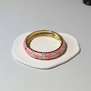 Pulsera de dijes apilables vintage para mujer, estilo Palacio, chapada en oro, de latón, con pétalos de esmalte líquido de color fresco y dulce - Product Image 6