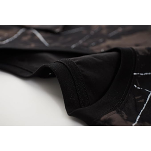 Camiseta de manga corta con cuello redondo para hombre, camiseta con estampado de líneas blancas abstractas y patrón de camuflaje - Product Image 4