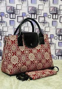 Sac à main en toile et sergé de coton à imprimé ethnique rouge cramoisi ou rouge bordeaux, avec pochette à cosmétiques assortie, motif médaillon régale. - Product Image 2