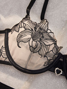 おしゃれで快適なボディに適合ブラック花柄レースランジェリーセット - Product Image 5