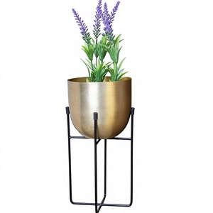 Maceta Ovalada Decorativa de Alta Calidad, Ecológica y Duradera para Hogar y Jardín, Acabado Antiguo en Latón, Soporte Negro - Product Image 1