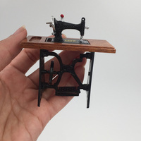Modèle miniature de couture nostalgique en alliage métallique 1:12 avec ciseaux et accessoire en tissu à carreaux pour loisirs créatifs