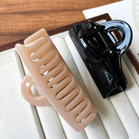 Chignon coréen demi-lune fait main, couleur thé au lait, minimaliste et moderne, pour femme, polyvalent, haut de gamme, en forme de dos de requin