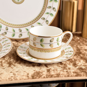 Services de table en porcelaine de luxe de haute qualité avec bordure dorée - Coffret cadeau en stock - Product Image 1