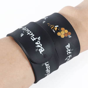 Gelang Silikon Ramah Lingkungan Tidak Beracun Tahan Lama Warna Pantone Kustom dengan Logo - Product Image 5