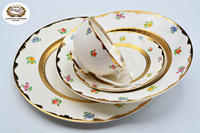 Service de table en porcelaine fine 5 pièces, décor floral peint à la main avec incrustations dorées, comprenant tasses à café, assiettes et bols, vaisselle de luxe pour mariage