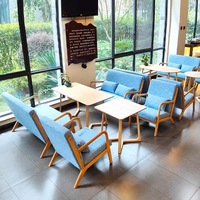 Nordischer Stil Café-Möbel Freizeitrestaurant Tisch und Stuhl Weiche Polsterung Massivholz Runder Kaffeetisch für Kaffeehäuser