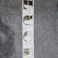 Plaque de signalisation en acier inoxydable finition miroir haut de gamme, logo personnalisé sur surface miroir pour hôtel de luxe, devanture de magasin et mur de marque