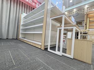 Étagère de pharmacie à quatre poteaux, personnalisable, à un seul côté - Espacement des étagères réglable, s'adapte facilement à l'affichage des médicaments - Product Image 2