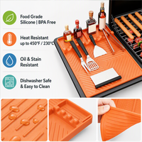 Tapis de barbecue en silicone 2-en-1 personnalisé OEM, qualité alimentaire, résistant à la chaleur, organisateur de table latérale pour grillades avec plateau à assaisonnements séparé