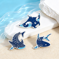 Broche en métal personnalisée en alliage de zinc, plaquée argent, émail dur pailleté, imprimée UV, motif requin baleine et raie manta de dessin animé