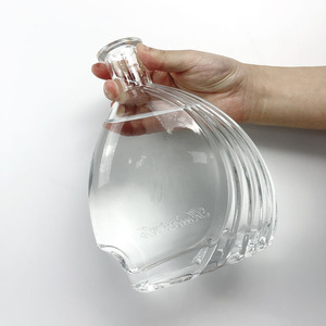 Bouteille en verre de whisky gravée en forme de coeur spécial cristal haut - Product Image 2