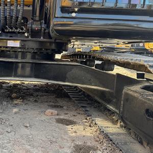 Excavatrice HITACHI ZX135 d'occasion en stock, avec accessoires : marteau hydraulique, tarière, foreuse - Product Image 4