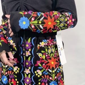 ชุดเซ็ตไหมพรมสำหรับผู้หญิง ดีไซน์ใหม่จากโรงงาน ประกอบด้วยเสื้อครอปแต่งระบายด้านหน้า และกระโปรงมินิปักลายดอกไม้ เหมาะสำหรับฤดูร้อน - Product Image 3