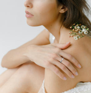 Cincin Titanium Lapis <span class=keywords><strong>Platinum</strong></span> Bentuk Klasik Sederhana Nyaman Ukuran 4/6/8mm, Permukaan Halus, untuk Pria Wanita, Pertunangan - Product Image 5