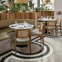 Ensemble de mobilier de restaurant moderne, tables de café en marbre avec chaises à dossier tressé et banquette en tissu pour café