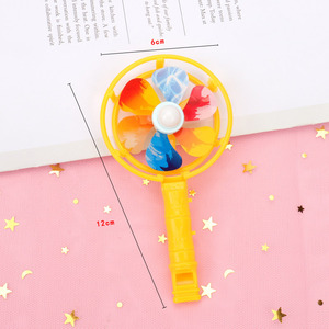 Mini ventilador de mano con silbato, juguete giratorio para niños, novedades para fiestas de cumpleaños, diseño colorido no tóxico - Product Image 4