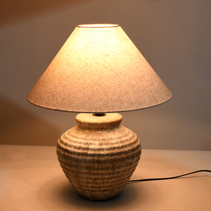 Lámpara de mesa de cerámica rústica para mesita de noche texturizada hecha a mano, iluminación de jarrón de hormigón, lámpara de mesa para ambiente de dormitorio - Product Image 3