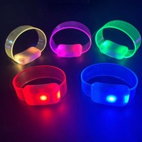 Bracelets lumineux LED magnétiques télécommandés 15 couleurs, portée 800m, écologiques, pour concerts, fêtes et événements annuels