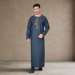 Túnica Árabe Azul Marino para Hombre con Cuello Redondo Bordado en Dorado, Detalle de Borlas, Manga Larga, Túnica Tradicional Omani Dishdasha - Product Image 3