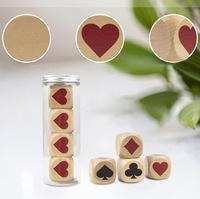 Dés en bois à faible MOQ pour les commandes scolaires, en stock, expédition rapide pour les centres de jeux familiaux, avec une construction en bois dur durable