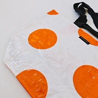 Sac fourre-tout personnalisé en PP tissé, écologique, avec finition brillante, impression CMJN, doubles poignées longues et courtes, logo brodé cousu