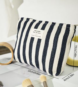 Petite pochette de maquillage et de rangement en toile de coton imprimée avec fermeture éclair, durable et tendance, pour étudiants et stylos - Product Image 2