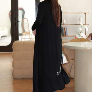 เสื้อคลุมคาร์ดิแกนสีดำทรงยาว ดีไซน์หรูหรา สำหรับผู้หญิงไซส์พลัส พร้อมดีไซน์ไหล่ตรงและเข้ารูปช่วงเอว - Product Image 1