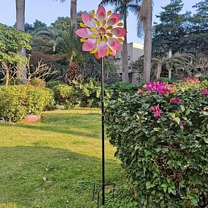 Übergroße rotierende Doppelklingen-Windturbinen skulptur Schmiedeeisen Windmühle Garten dekoration Rosa Blumenmuster für den Außenbereich - Product Image 4