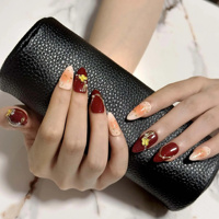 Ongles à presser faits main en acrylique rouge bordeaux, décorés de papillons dorés 3D, de fils dorés, de perles et de feuilles d'or, forme amande, longueur moyenne