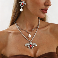 Lot de 3 pièces : Collier pendentif abeille populaire de la série Insectes, Collier avec perles, Boucles d'oreilles clous diamantées abeille vintage, Bijoux de mode pour femme