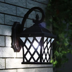 Lanterne murale extérieure en alliage d'aluminium, forme carrée, étanche, alimentée par énergie solaire, lumière LED, garantie 10 ans pour une utilisation en jardin - Product Image 2